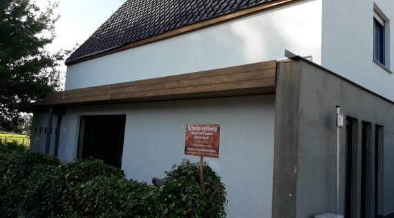 Uittimmeren van bestaande dakgoten in afromozia als ook de nieuwe luifel met zinken bakgoot.